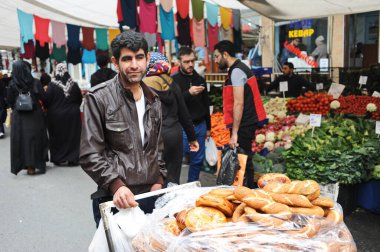 İstanbul / Türkiye - 02.25.2017: Büyük Pazar Fuarı. İnsanlar sezonluk satışlarda yiyecek ve ev eşyaları alıp satıyorlar..