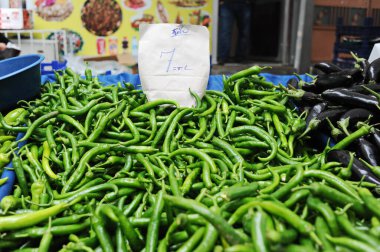 İstanbul / Türkiye - 02.25.2017: Büyük Pazar Fuarı. İnsanlar sezonluk satışlarda yiyecek ve ev eşyaları alıp satıyorlar..