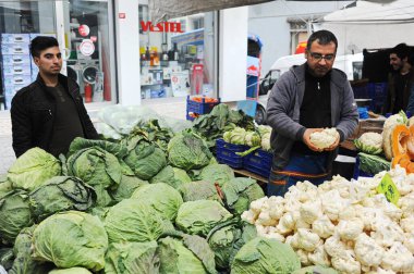 İstanbul / Türkiye - 02.25.2017: Büyük Pazar Fuarı. İnsanlar sezonluk satışlarda yiyecek ve ev eşyaları alıp satıyorlar..