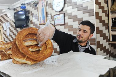 İstanbul / Türkiye - 02.25.2017: Büyük Pazar Fuarı. İnsanlar sezonluk satışlarda yiyecek ve ev eşyaları alıp satıyorlar..