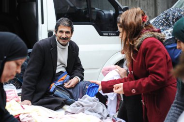İstanbul / Türkiye - 02.25.2017: Büyük Pazar Fuarı. İnsanlar sezonluk satışlarda yiyecek ve ev eşyaları alıp satıyorlar..