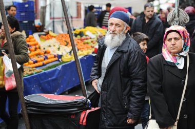 İstanbul / Türkiye - 02.25.2017: Büyük Pazar Fuarı. İnsanlar sezonluk satışlarda yiyecek ve ev eşyaları alıp satıyorlar..