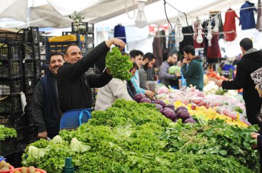 İstanbul / Türkiye - 02.25.2017: Büyük Pazar Fuarı. İnsanlar sezonluk satışlarda yiyecek ve ev eşyaları alıp satıyorlar..