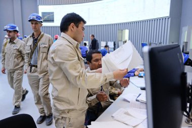 Şymkent / Kazakistan - 09.26.2018: Çalışanlar Petro Kazakistan petrol işleme tesisinde veri topluyor. Merkezi yönetim