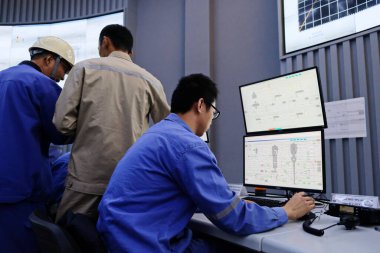 Şymkent / Kazakistan - 09.26.2018: Çalışanlar Petro Kazakistan petrol işleme tesisinde veri topluyor. Merkezi yönetim