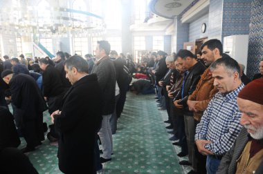 İstanbul / Türkiye - 02.24.2017: Yerel camide cemaat. Cuma namazı vakti..