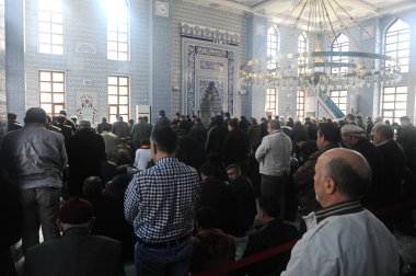İstanbul / Türkiye - 02.24.2017: Yerel camide cemaat. Cuma namazı vakti..