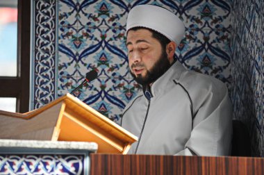 İstanbul / Türkiye - 02.24.2017: Yerel camide cemaat. Cuma namazı vakti..