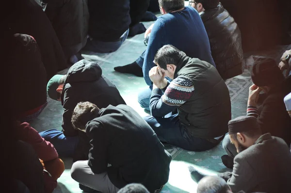 Estambul Turquía 2017 Feligreses Mezquita Local Hora Las Oraciones Del —  Fotos de Stock