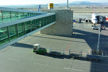 İstanbul / Türkiye - 02.23.2017: Havaalanı terminalinin çıkışı ve girişi. İniş için bir kolla uçağın görüntüsü.