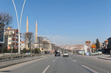 İstanbul / Türkiye - 02.23.2017: Şehrin merkez caddeleri boyunca taşımacılık, binalar ve dekorasyonlar. Yol trafiği
