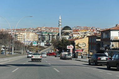İstanbul / Türkiye - 02.23.2017: Şehrin merkez caddeleri boyunca taşımacılık, binalar ve dekorasyonlar. Yol trafiği