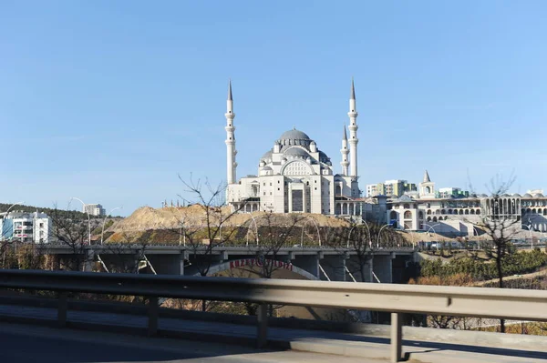 イスタンブール トルコ 2017 街の中央通りに沿ってグランドモスク — ストック写真