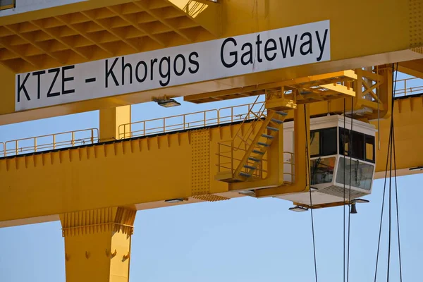 Khorgos / Kazakistan - 10.06.2018: Ticari konteynırların taşınması ve yüklenmesi. Vinçli makineler.
