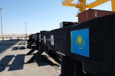 Khorgos / Kazakistan - 10.06.2018: Lojistik merkezinde konteynırlar boşaltılıyor. Makineler ve turnalar metal kutuları sürüklüyor.
