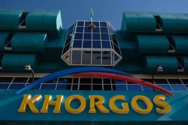 Khorgos / Kazakistan - 10.06.2018: İmza: Kazakistan ve Çin toprakları arasındaki sınır denetim binasının merkezi girişi..