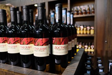 Khorgos / Kazakistan - 10.06.2018: Kazakistan 'da üretilen alkollü içecekler. Şişeler Kazakistan ve Çin arasındaki sınır bölgesinde bir mağazada satılıyor..