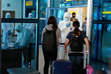Almaty / Kazakistan - 05.01.2020: İnsanlar havaalanına gitmek için sırada bekliyor. Coronavirus karantina rejiminin salınmasından sonraki ilk uçuş.