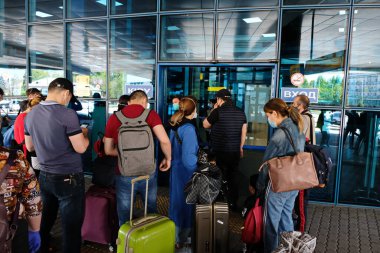 Almaty / Kazakistan - 05.01.2020: İnsanlar havaalanına gitmek için sırada bekliyor. Coronavirus karantina rejiminin salınmasından sonraki ilk uçuş.
