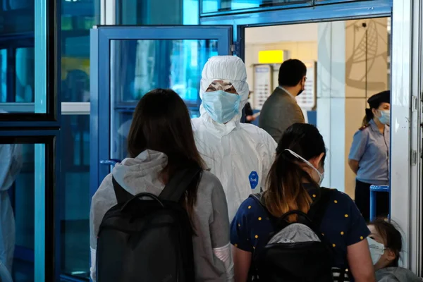 Almaty / Kazakistan - 05.01.2020: İnsanlar havaalanına gitmek için sırada bekliyor. Coronavirus karantina rejiminin salınmasından sonraki ilk uçuş.
