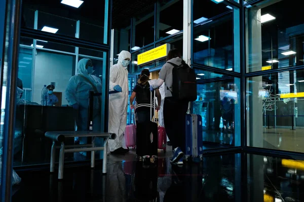 Almaty / Kazakistan - 05.01.2020: İnsanlar havaalanına gitmek için sırada bekliyor. Coronavirus karantina rejiminin salınmasından sonraki ilk uçuş.