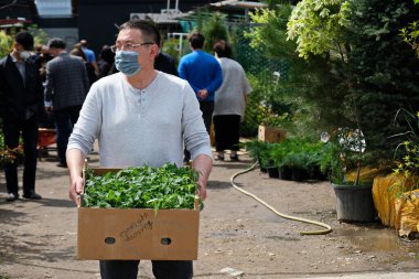 Almaty / Kazakistan - 04.29.2020: İnsanlar bahçeleri için tohum satın alıyor. Mevsimlik sebze ekimi.