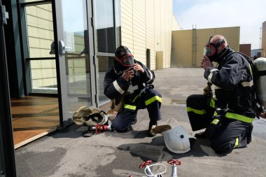 Almaty / Kazakistan - 04.02.2018: İtfaiye teşkilatının öğretileri. Cisim yangınında, ofis binasının yanındaki birimin harekete geçirilmesi..