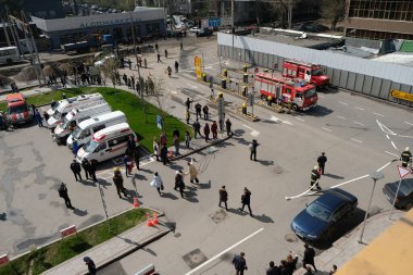 Almaty / Kazakistan - 04.02.2018: İtfaiye teşkilatının öğretileri. Cisim yangınında, ofis binasının yanındaki birimin harekete geçirilmesi..