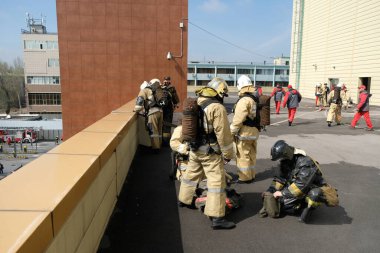 Almaty / Kazakistan - 04.02.2018: İtfaiye teşkilatının öğretileri. Cisim yangınında, ofis binasının yanındaki birimin harekete geçirilmesi..
