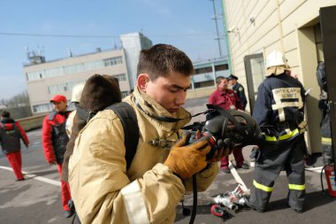 Almaty / Kazakistan - 04.02.2018: İtfaiye teşkilatının öğretileri. Cisim yangınında, ofis binasının yanındaki birimin harekete geçirilmesi..