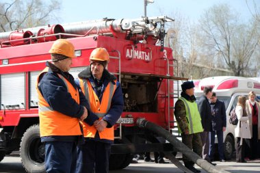 Almaty / Kazakistan - 04.02.2018: İtfaiye teşkilatının öğretileri. Cisim yangınında, ofis binasının yanındaki birimin harekete geçirilmesi..