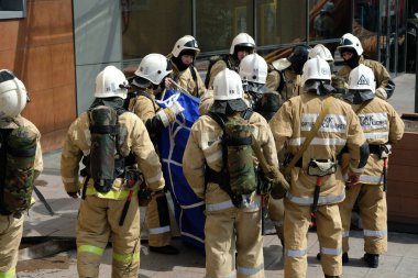 Almaty / Kazakistan - 04.02.2018: İtfaiye teşkilatının öğretileri. Cisim yangınında, ofis binasının yanındaki birimin harekete geçirilmesi..