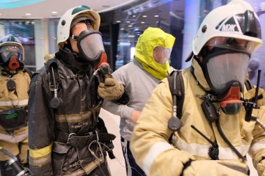 Almaty / Kazakistan - 04.02.2018: İtfaiye teşkilatının öğretileri. Cisim yangınında, ofis binasının yanındaki birimin harekete geçirilmesi..