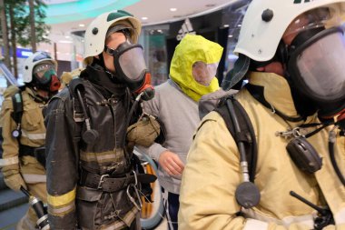 Almaty / Kazakistan - 04.02.2018: İtfaiye teşkilatının öğretileri. Cisim yangınında, ofis binasının yanındaki birimin harekete geçirilmesi..