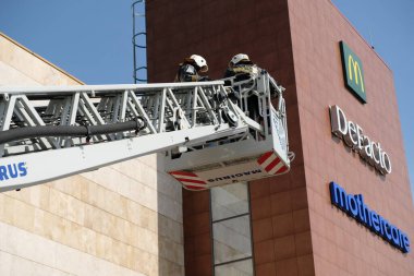 Almaty / Kazakistan - 04.02.2018: İtfaiye teşkilatının öğretileri. Cisim yangınında, ofis binasının yanındaki birimin harekete geçirilmesi..