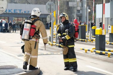 Almaty / Kazakistan - 04.02.2018: İtfaiye teşkilatının öğretileri. Cisim yangınında, ofis binasının yanındaki birimin harekete geçirilmesi..