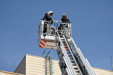 Almaty / Kazakistan - 04.02.2018: İtfaiye teşkilatının öğretileri. Cisim yangınında, ofis binasının yanındaki birimin harekete geçirilmesi..