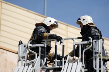 Almaty / Kazakistan - 04.02.2018: İtfaiye teşkilatının öğretileri. Cisim yangınında, ofis binasının yanındaki birimin harekete geçirilmesi..