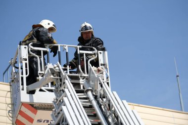 Almaty / Kazakistan - 04.02.2018: İtfaiye teşkilatının öğretileri. Cisim yangınında, ofis binasının yanındaki birimin harekete geçirilmesi..