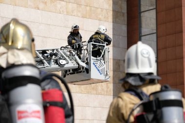Almaty / Kazakistan - 04.02.2018: İtfaiye teşkilatının öğretileri. Cisim yangınında, ofis binasının yanındaki birimin harekete geçirilmesi..