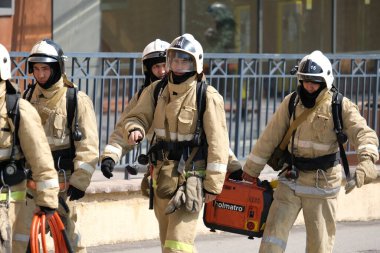 Almaty / Kazakistan - 04.02.2018: İtfaiye teşkilatının öğretileri. Cisim yangınında, ofis binasının yanındaki birimin harekete geçirilmesi..