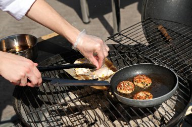 Açık havada yemek pişirmek. Farklı restoranların şeflerinin savaşı..