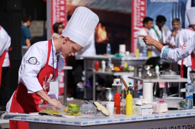 Almaty / Kazakistan - 09.08.2018: şef savaşı. Açık havada yemek yapmak. 