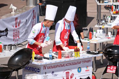 Almaty / Kazakistan - 09.08.2018: şef savaşı. Açık havada yemek yapmak. 