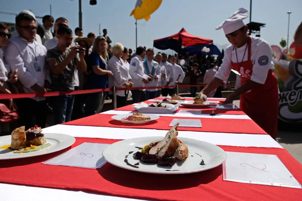 Şeften yemek servisi. Farklı restoranların şefleri arasında yarışmalar.