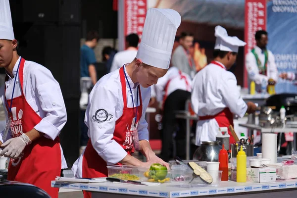 Almaty / Kazakistan - 09.08.2018: şef savaşı. Açık havada yemek yapmak. 