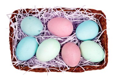 renkli Paskalya yumurtaları sepetle