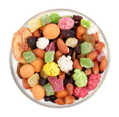 Kuru meyve, fıstık ve tatlılar cam tabakta.