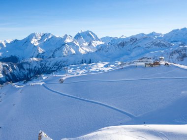 Meribel Kayak tesisi eğimlidir. Fransa, 2018. Mavi gökyüzü bulutlar ve beyaz kar olmadan.