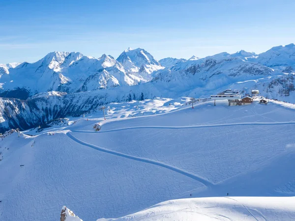 Κλίση στο σκι θέρετρο για: Μεριμπέλ. Γαλλία, 2018. Γαλάζιο του ουρανού χωρίς σύννεφα και λευκό χιόνι. — Φωτογραφία Αρχείου